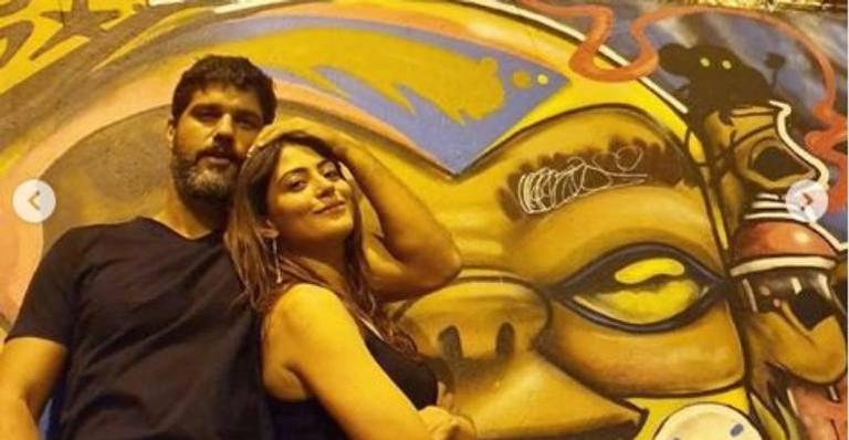 Carol Castro e Bruno Cabrerizo celebram seis meses de namoro: ”Arte imitando a vida”