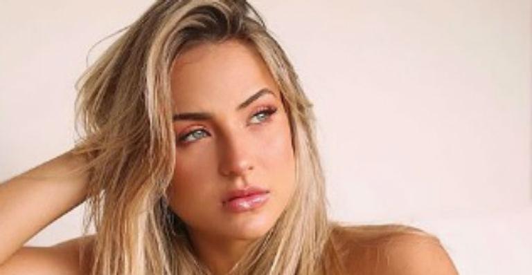 Ex-BBB Gabi Martins deixa alça de regata cair e quase mostra demais: “Princesa sensual”