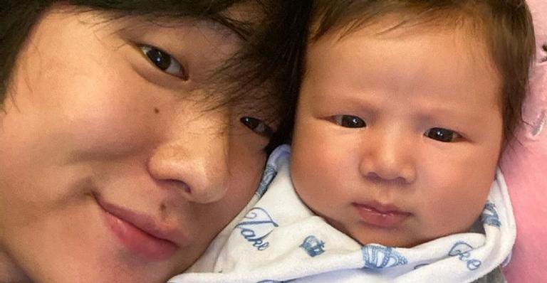 Ex-BBB Pyong Lee mostra filho se olhando no espelho e encanta internautas