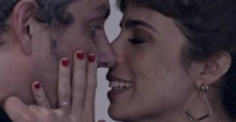 Realidade ou ficção? Maria Ribeiro dá beijão em Alexandre Nero que dispara: ”Sua louca”