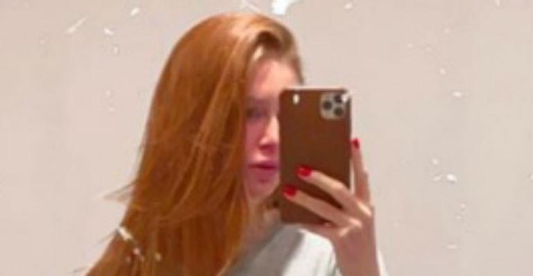 Marina Ruy Barbosa dispensa parte de baixo e surge só com camiseta do maridão