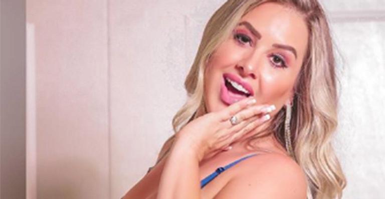 Ex-BBB Patrícia Leitte surge com lingerie transparente e exibe corpão transformado por plásticas