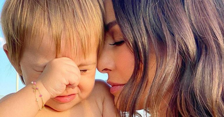 Sabrina Sato se derrete ao flagrar a filha falando o nome do papai: ‘Coisa fofa’