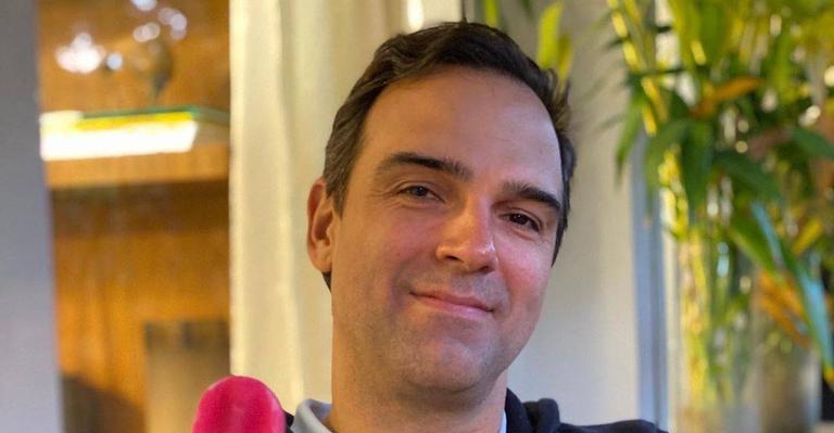 Tadeu Schmidt encanta a internet ao posar coladinho das filhas