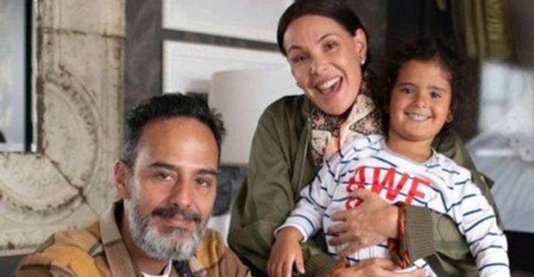 Carolina Ferraz passa quarentena com o ex-marido e se declara: ”Relação bem civilizada”