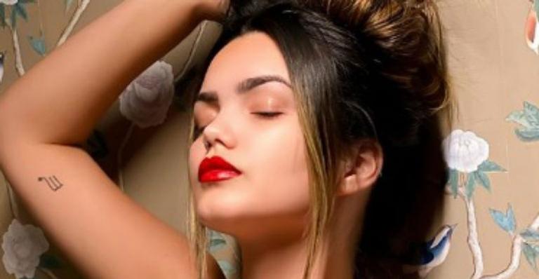 Filha de Kelly Key surge só de toalha e desabafa sobre autoestima na quarentena