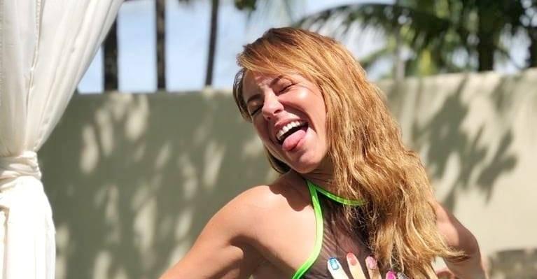 Durante live, Paolla Oliveira se diverte ao revelar como reage ao beijar ator com bafo