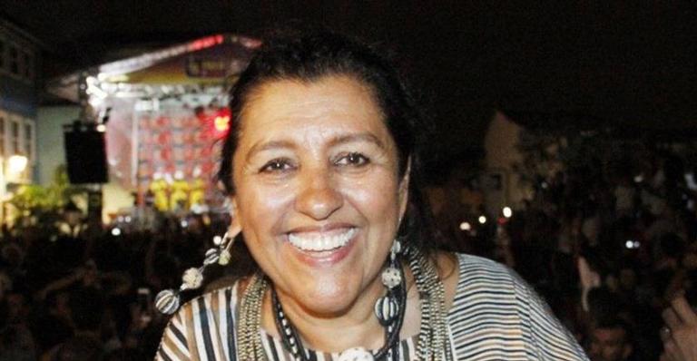 Regina Casé surge em momento romântico com o marido se emociona com declaração