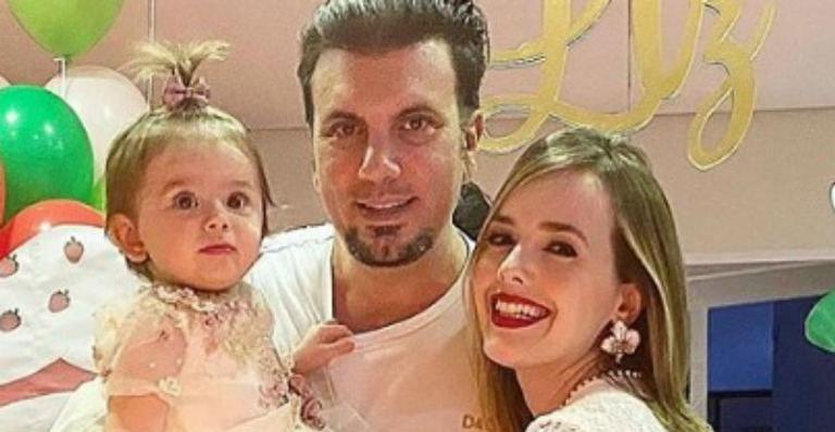 Thaeme Mariôto surge em clique encantador com marido e filha: “Coisa mais linda”