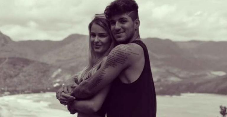 Yasmin Brunet e Gabriel Medina exibem tatuagem igual: “Amor”