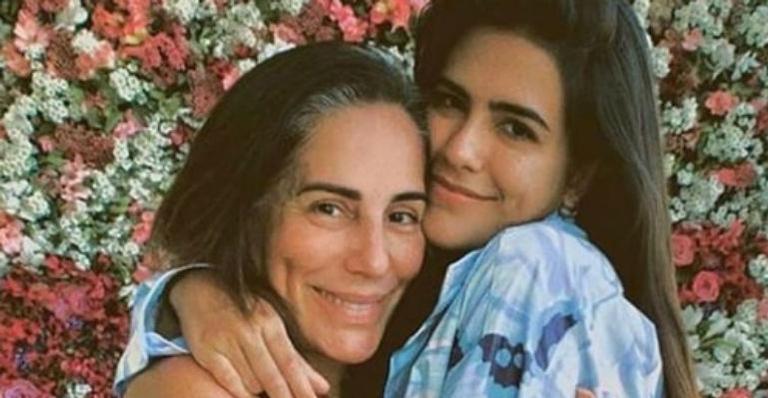 Gloria Pires surge abraçadinha com filha do meio e cena encanta: “Amor”