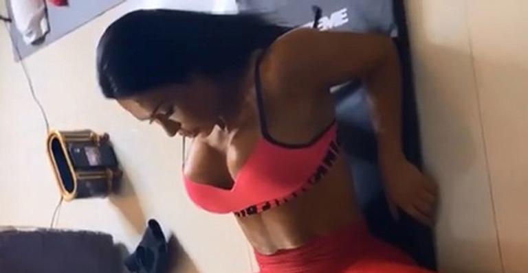 Gracyanne Barbosa corre risco e quase mostra demais ao fazer abertura de pernas: ”Que coragem”