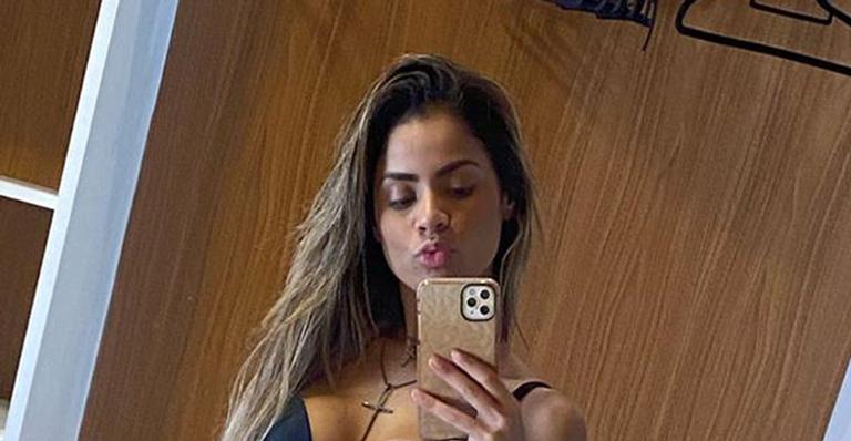 Lexa exibe virilha sarada ao apostar em biquíni cavadíssimo e deixa fãs babando: ‘”Musa demais”