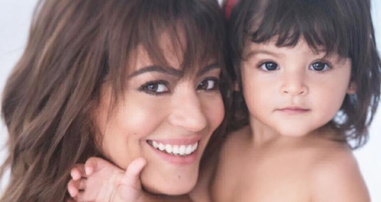 Carol Castro surge ao lado da filha em clique encantador: “Princesas”