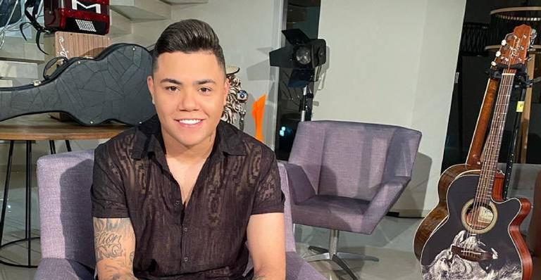 Felipe Araújo compartilha clique raro ao lado do pai e se declara: ”Te amo”