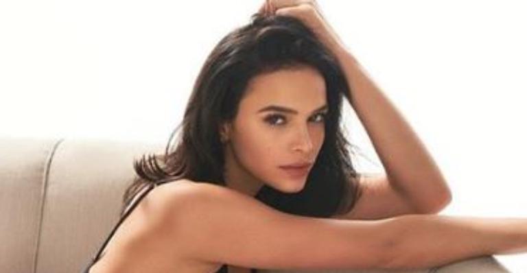 Bruna Marquezine levanta a blusa e ostenta corpo impecável durante ensaio picante