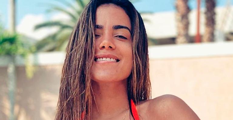 De cueca, Anitta surpreende ao surgir em mictório e fãs reagem