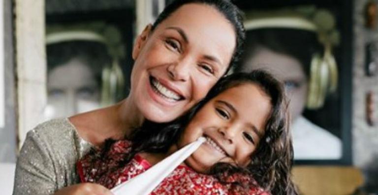 Carolina Ferraz compartilha clique da pequena Isabel e derrete web: “Coisa linda”