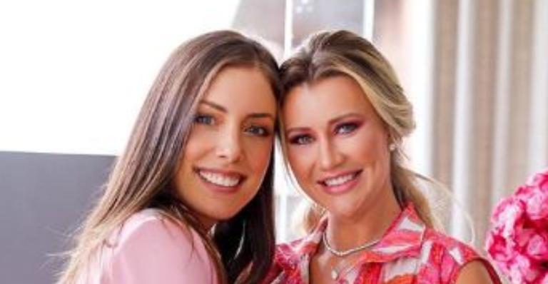 Fabiana Justus se emociona ao conhecer irmã recém-nascida, Vicky: ”Não estou aguentando!”