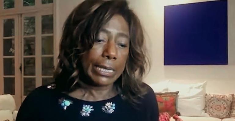 Glória Maria desabafa sobre morte da mãe, tumor no cérebro e governo: ”Vida me pegou de jeito”