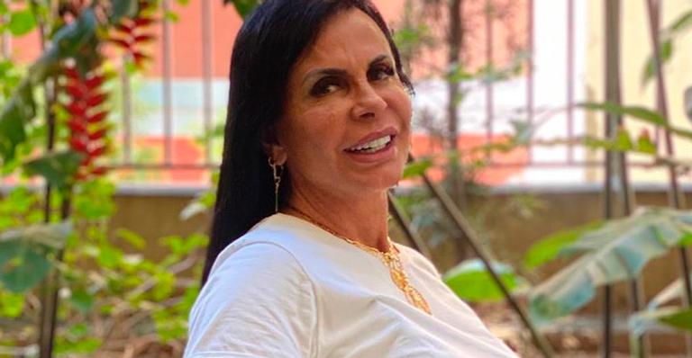 Aos 60 anos, Gretchen aposta em blusa cropped e exibe barriga sequinha: ”Rainha”