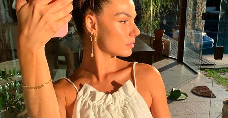 De top curto, Isis Valverde ostenta barriga sequinha e causa: ”Impactada com a beleza”