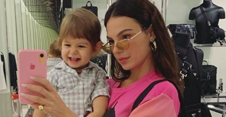 Isis Valverde relembra mensagens especiais do chá de bebê do primogênito e encanta