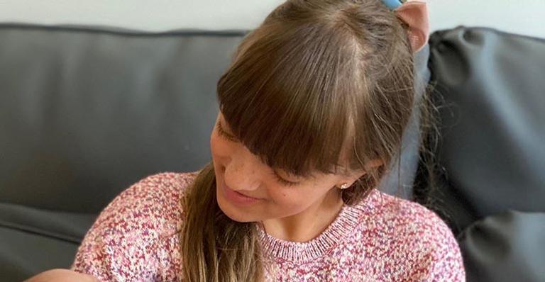 Rafaella Justus segura a irmã recém-nascida nos braços e comove fãs: ”Uma princesa cuidando da outra”
