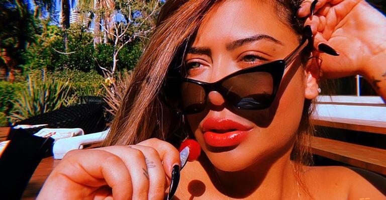 Irmã de Neymar, Rafaella Santos dispensa sutiã e lança olhar fatal: ”Ver uma coisinha”
