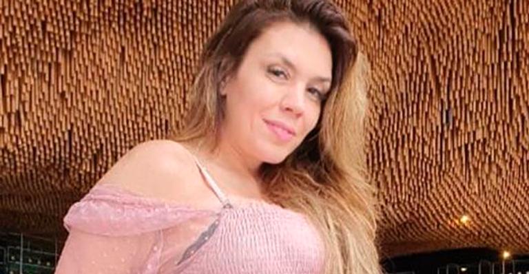Simony aposta em blusa transparente e jeans colado e seguidor elogia: ”Parece ter 18 anos”