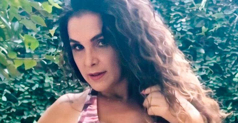 Aos 47 anos, musa da Banheira do Gugu Luiza Ambiel exibe corpão e agrada: ”Você dormiu no formol?”
