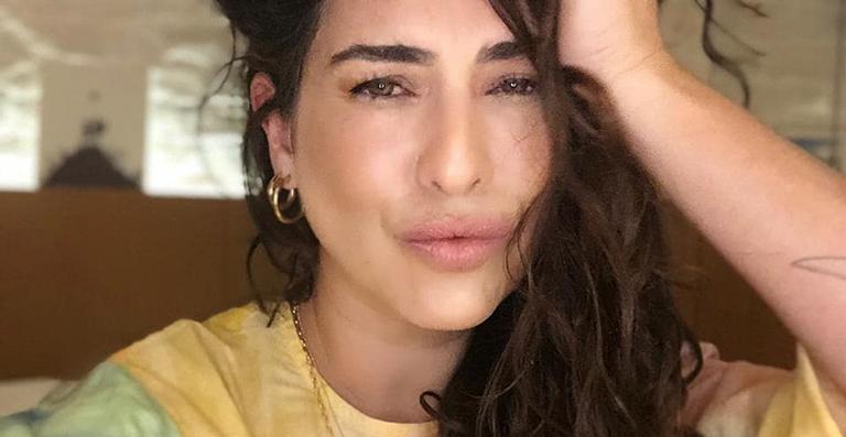 Em quarentena, Fernanda Paes Leme radicaliza e ‘arranca’ aplique do cabelo: ”Momento mudança”