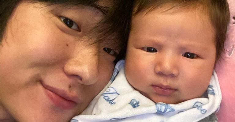 Ex-BBB Pyong Lee mostra herdeiro caindo na risada com brincadeiras e explode o fofurômetro