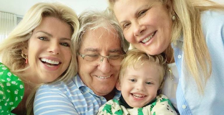 Karina Bacchi surge agarradinha dos pais e do herdeiro em clique encantador