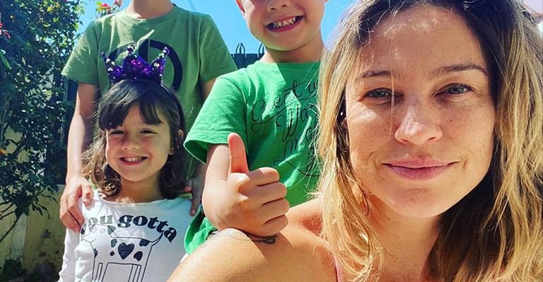 Luana Piovani reúne filhos em clique na ‘lage’: ”sou rica e me achei linda”