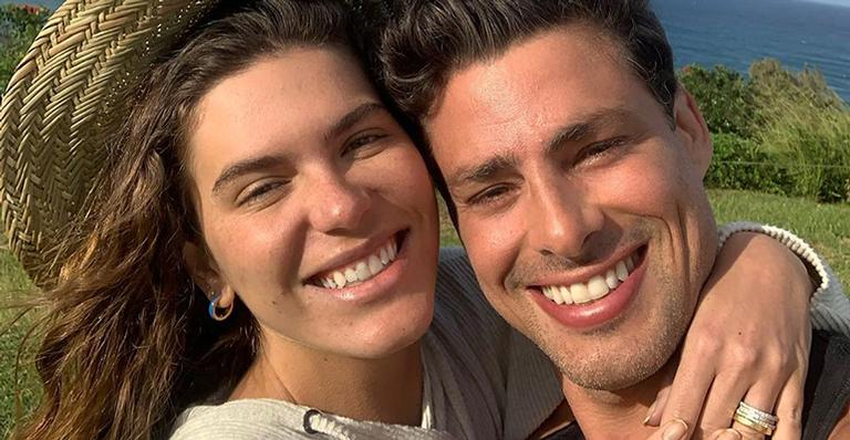Mariana Goldfarb e Cauã Reymond surgem agarradinhos durante banho de cachoeira