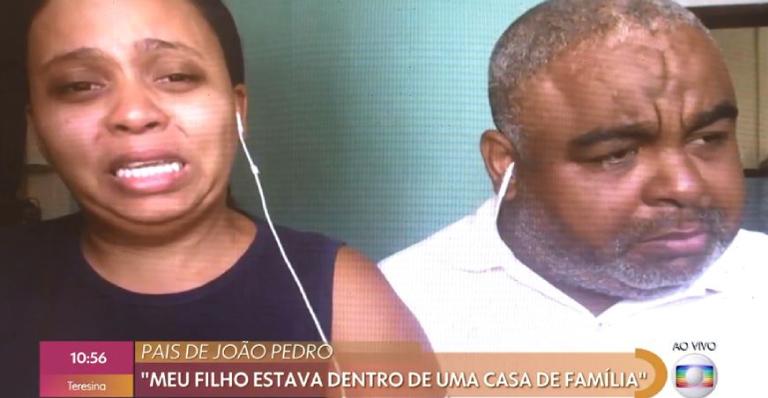 Pais de João Pedro choram ao vivo e desabafam sobre filho: ”Não pude dar um abraço”