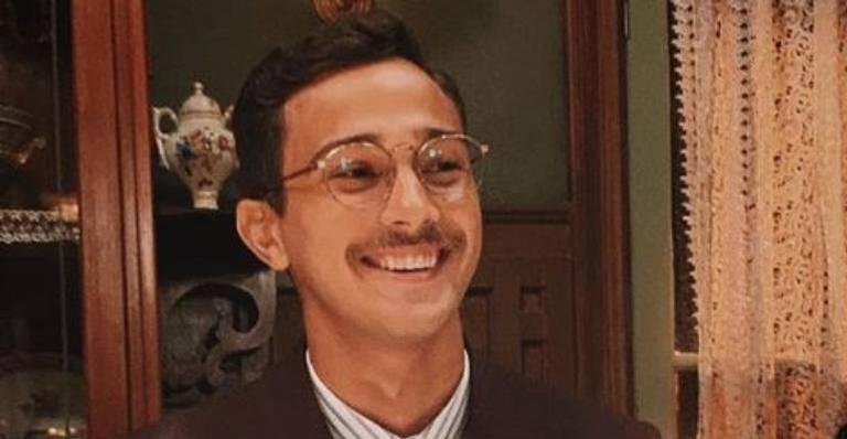 Longe da namorada, André Luiz Frambach lamenta saudade: ”Não estou aguentando”