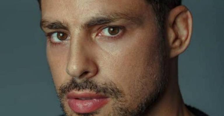 Cauã Reymond resgata clique antigo usando moicano e seguidores se divertem