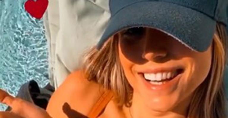 Radiante, ex-BBB Flávia Viana surge de biquíni e exibe barriguinha avantajada na gestação