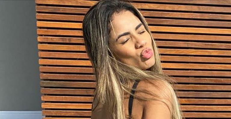 Lexa posa de fio dental e exibe bumbum imenso na piscina luxuosa de sua mansão