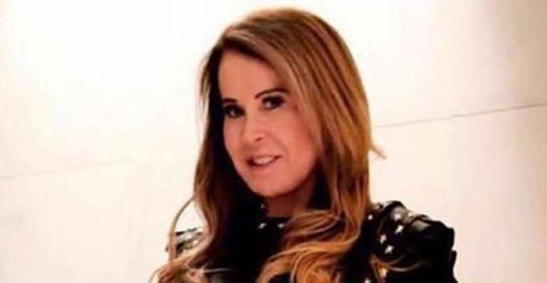 Vestida para matar, Zilu Camargo surge com look chiquérrimo e deixa pernões de fora