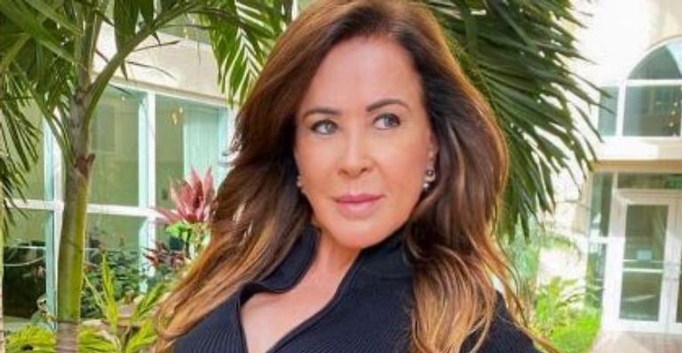 Aos 61 anos, Zilu Camargo abusa do decote e destaca curvas poderosas: ”Maravilhosa!”