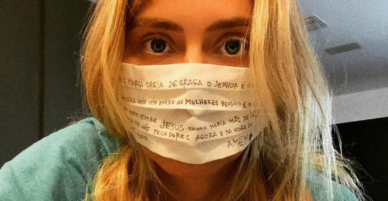 Carolina Dieckmann mostra customização de máscaras que tem feito para doação