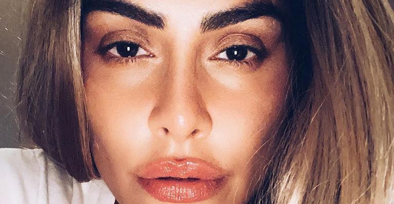 Cleo surge com look fatal e esbanja sensualidade em cliques com pegada fetichista: ”Maravilhosa”
