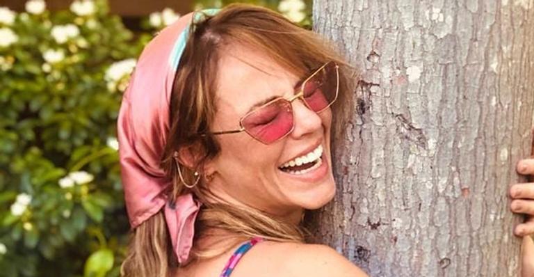 De biquíni mínimo, Paolla Oliveira comemora Dia do Abraço com árvore: ”Abrace o que puder”
