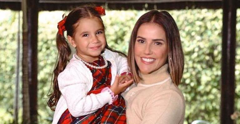 Deborah Secco surge grudadinha com a filha para celebrar o Dia do Abraço