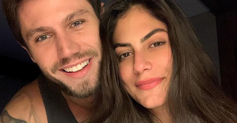 Ex-BBB Mari Gonzalez surge agarradinha com Jonas Sulzbach no Dia do Abraço: ”Eu te amo”