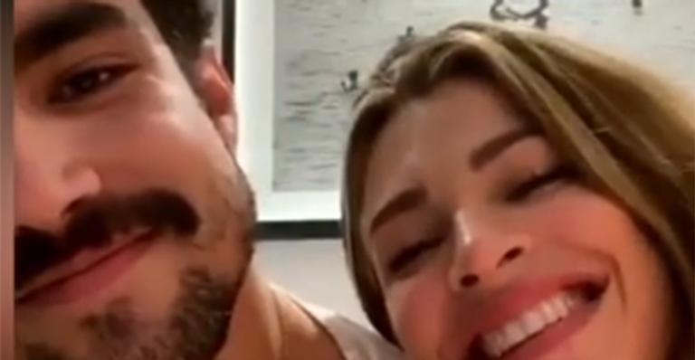 Grazi Massafera invade vídeo ao vivo de Caio Castro e leva bronca: ”Fica me cutucando”
