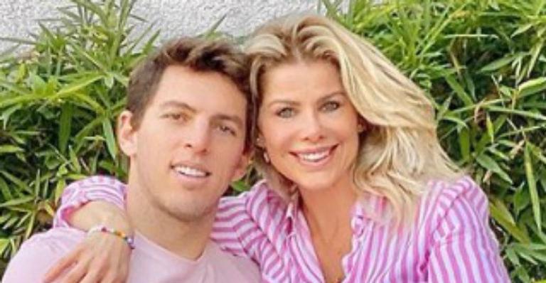 Karina Bacchi revela que quarentena fortaleceu ainda mais seu casamento: “Apaixonados”